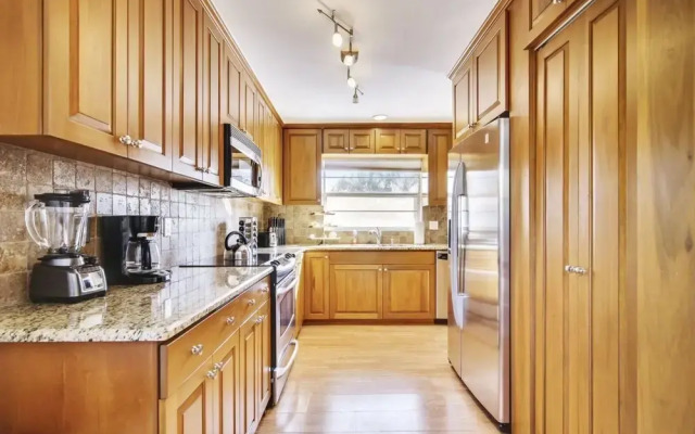 Woodridge - Private & Sanitized, Perfect for Social Distancing & Working From Home. Private Pool, Pet Friendly. Discounted During Pandemic. Super-host Support
