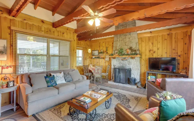 Crestline Cabin: Close to Lake Arrowhead & Skiing