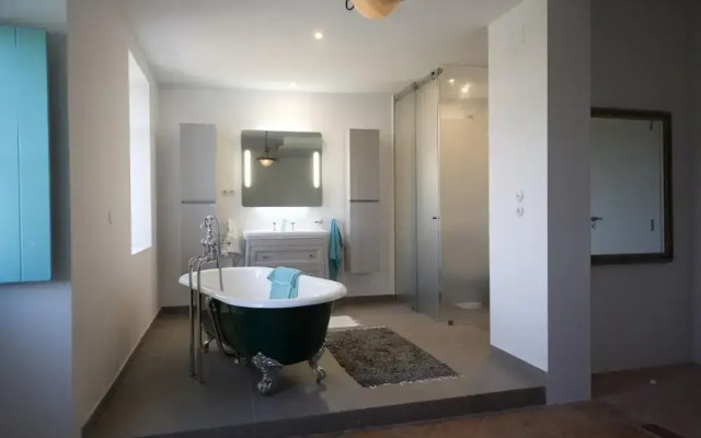 Quinta Amarela XL by Portucasa