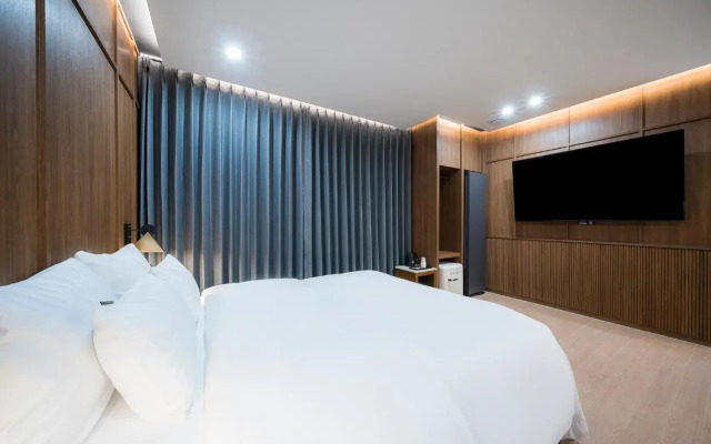 Brown Dot Hotel Pyeonghwa plaza
