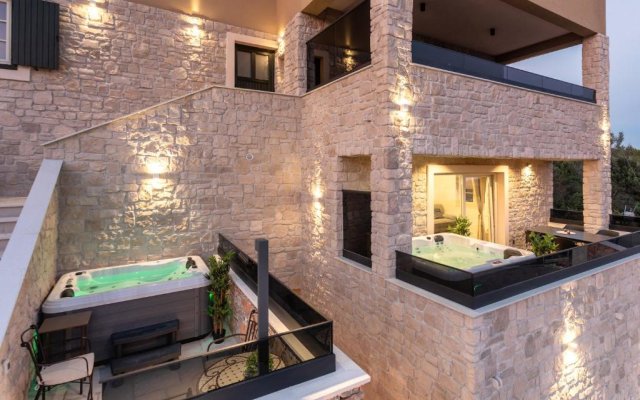 TEONA Luxury Studio Apartment with jacuzzi and terrace sea view