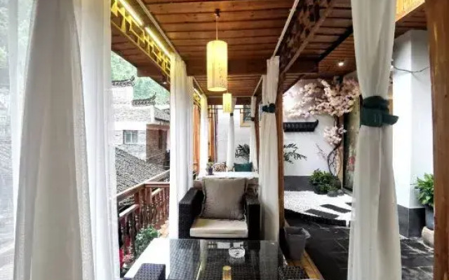 Fenghuang Shanjianxishui Courtyard Inn