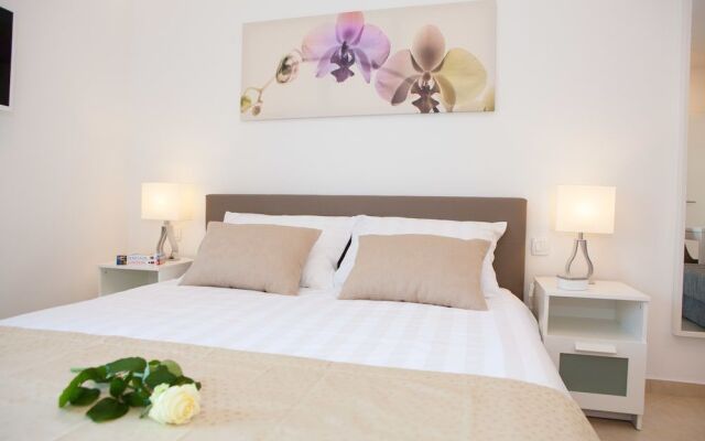 Split Summer Lounge Apartments
