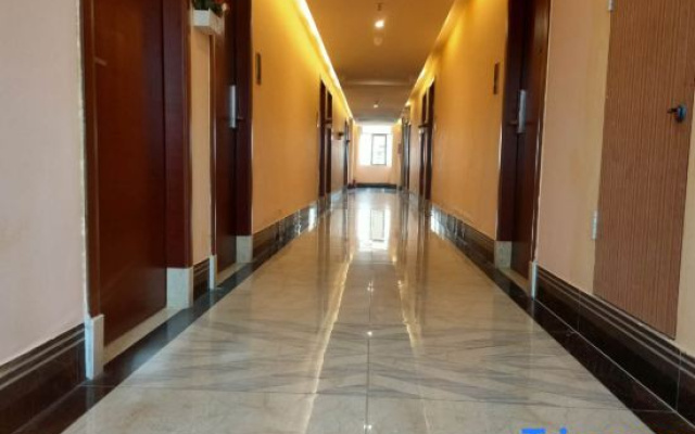 Ledong Longrun Hotel (Flo Town)