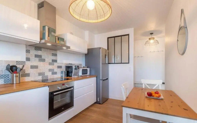 Spacious T3 apartment with a balcony near the old town