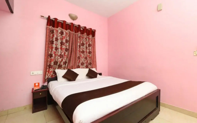 Lloyds Nest by OYO Rooms