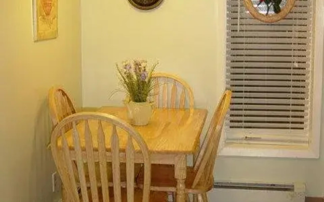 Downtown Log Cabin Hideaway Bed & Breakfast Inn Fairbanks | B&Bs