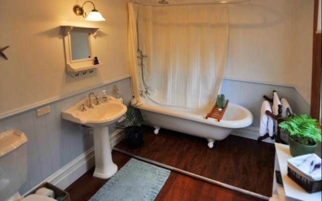 Fernview Cottage Bed and Breakfast – Bathroom – Picton