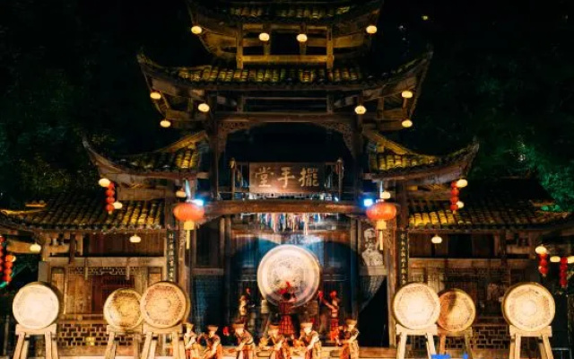 12C · Core Location View Homestay | Overlooking Night Light Show & Riverview Above Furong Falls – Restaurant – Xiangxi
