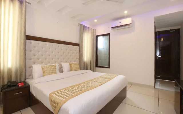 OYO 9420 Hotel Silver Palm