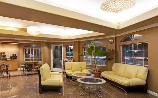 Super 8 by Wyndham Los Angeles Downtown