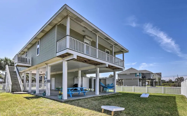 Walk to Galveston Beach: Pet-friendly Home