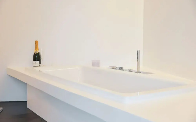 One & Only Lake View Penthouse No01