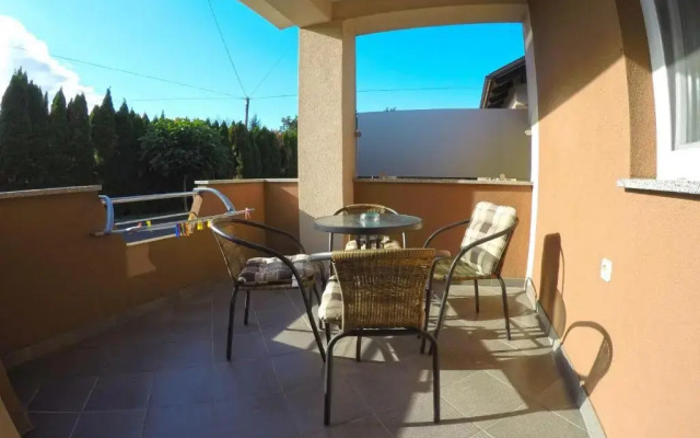 Apartments and Rooms Rea