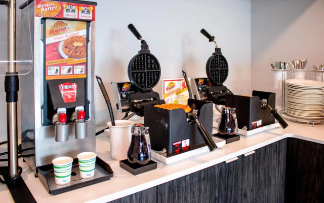 Comfort Suites Kingston Central