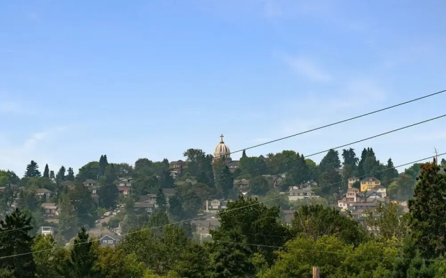Seattle Vacation Home: The Hawks' Nest