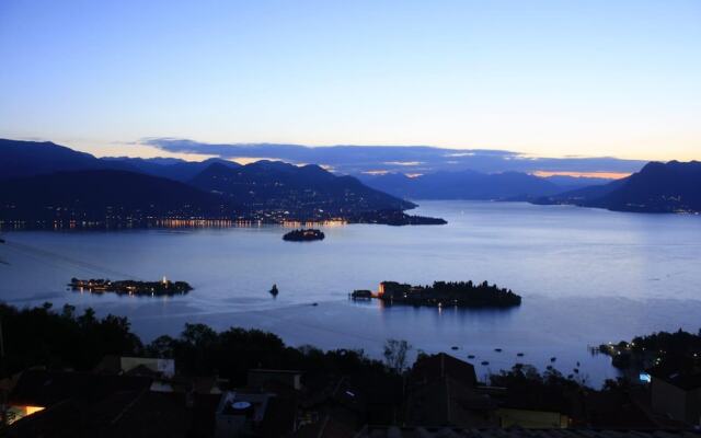 Lake View Terrace Over The Borromean Isla