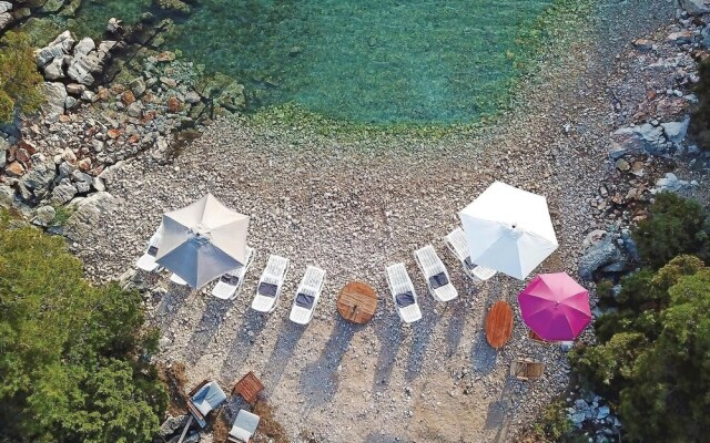 House with outdoor pool in Tisno