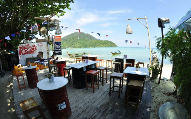 Blanco Dorm Room & Restaurant