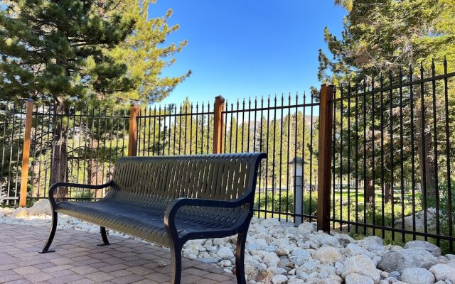 Solstice 18 Beautiful and Modern, Private Washer Dryer, Close to Eagle Lodge by RedAwning