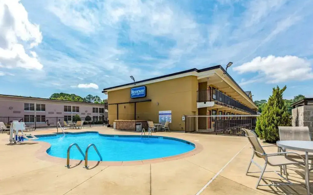 Rodeway Inn & Suites