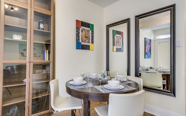 Newly Decorated 2BR Yorkville Home