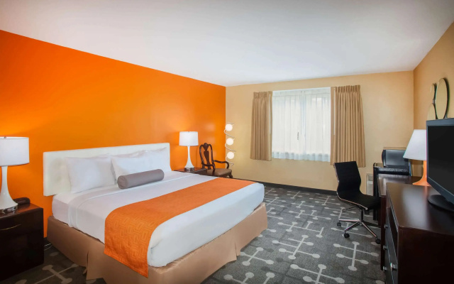 Howard Johnson by Wyndham College Park