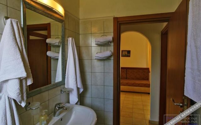 Monachus Monachus Apartments