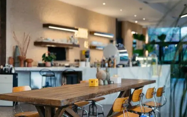 Liuyue · Designer Lake View Holiday Hostel