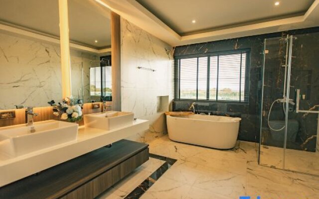 Astro Luxury: 4-6 beds Ultra Luxury Pool Villa with Daily Cleaning