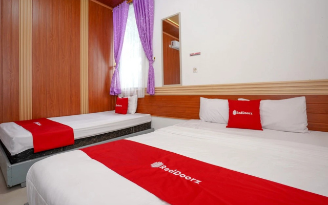RedDoorz near Terminal Bus Tingkir Salatiga – Guest Rooms – Salatiga