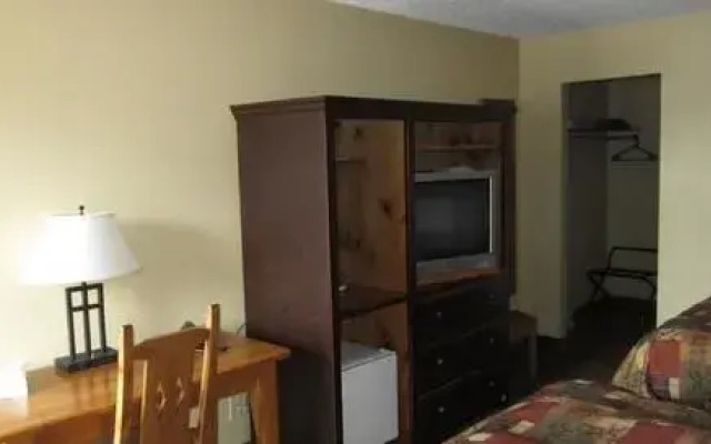 The Pinecone Inn & Suites