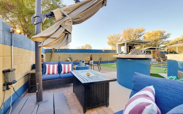 Putting Green & Hot Tub: Goodyear Retreat!