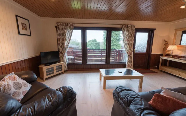 Conifer Lodge 25 With Hot Tub, Newton Stewart