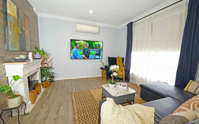 Self-contained Retreat 3BR WiFi Parking