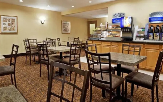 Holiday Inn Express & Suites Newark-Heath