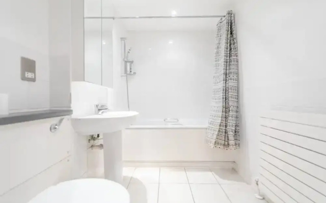 Spacious 2 Bedroom Apartment Near White City