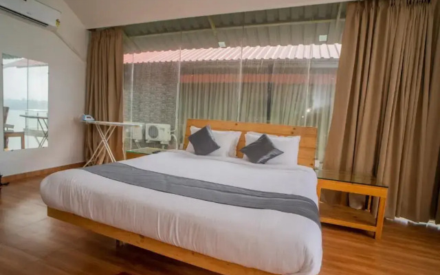 Shvas Island Resort