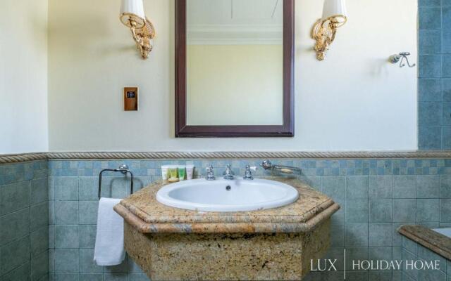 LUX - The Savoy Palm Villa