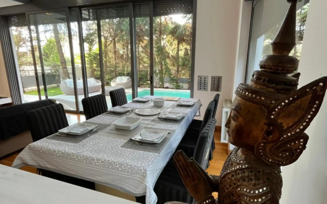 Ultra-Modern Living, Luxe 4BR with Private Outdoor Pool