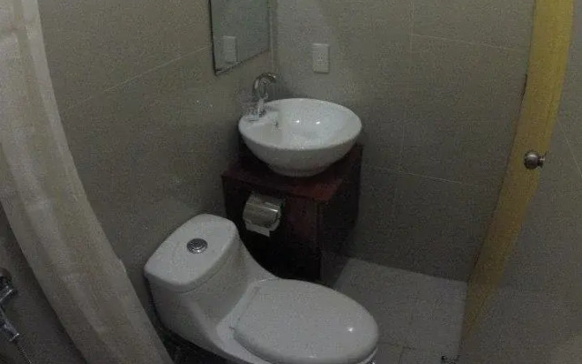 GraceHill EconoSuites Hotel