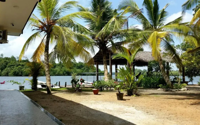 Lake Lane Guest Rest