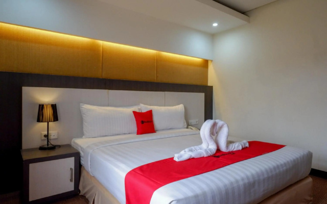 RedDoorz Plus near Hotel Benua Kendari