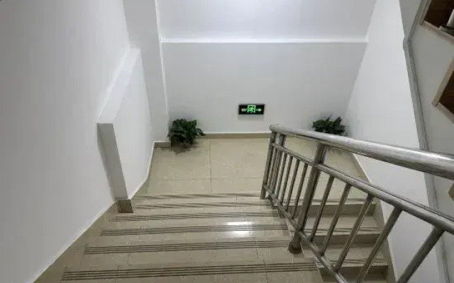 Jinding Hotel (Nanjing South Railway Station Hongyun Avenue Subway Station)