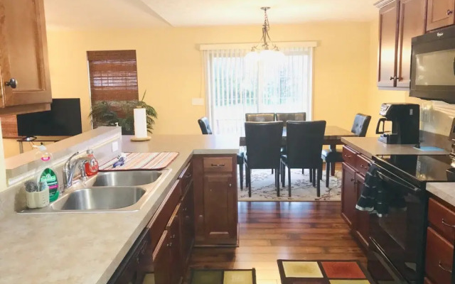 Spacious 3 BR Ranch House W Patio Yard in a Quiet Suburb