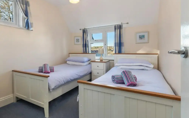 Four Oaks - Sea Views, Parking, Enclosed Garden, Dog Friendly
