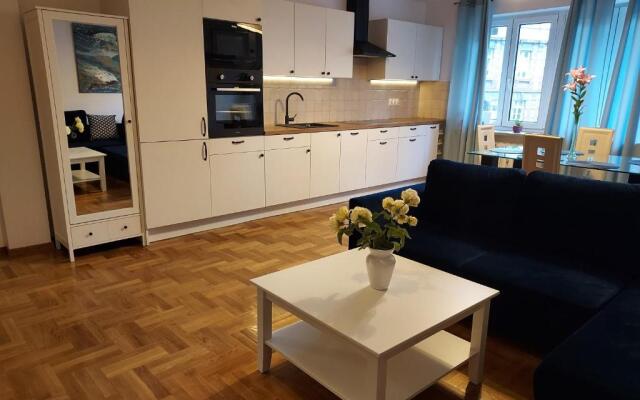 APART- salon z aneksem kuchenym, 2 sypialnie, łazienka