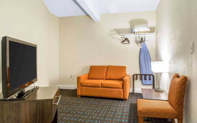 Quality Inn & Suites Middletown - Newport