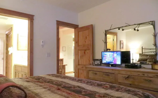 Black Bear Lodge by CB Lodging