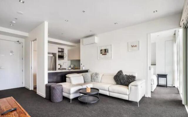 Stunning 2BR + Viaduct Views+Parking Zodiak Stays